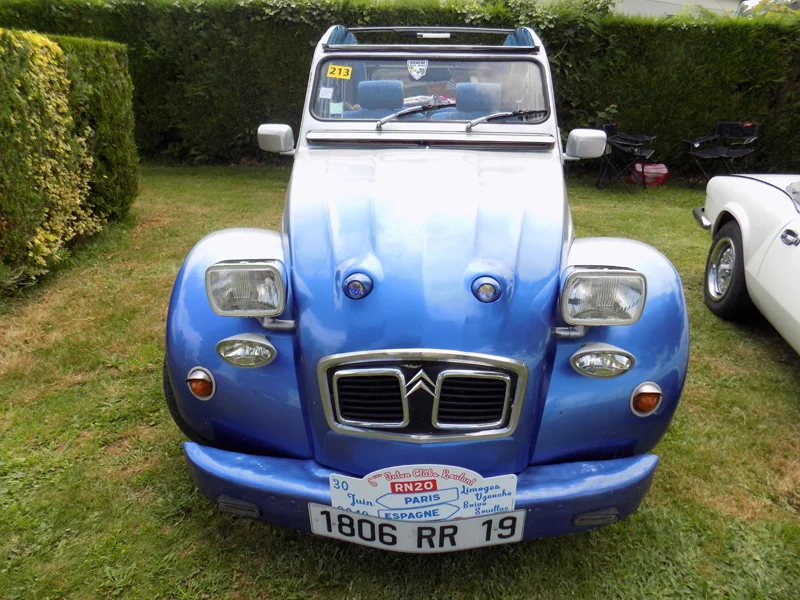 2-chevaux bleue et blanche - Avant