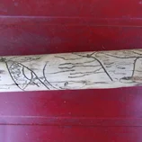 Bâton décoré par des insectes