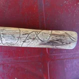 Bâton décoré par des insectes